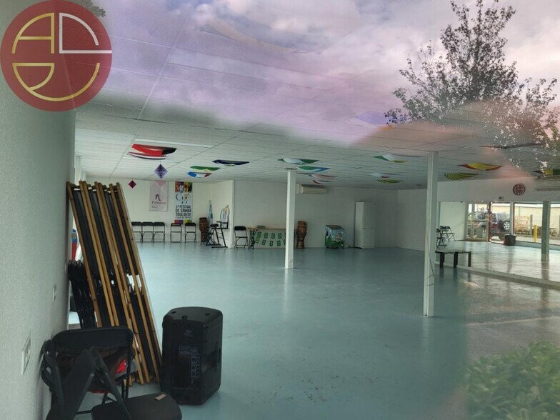 Retail in L'Union to rent - Interior Photo - Image 3 of 4