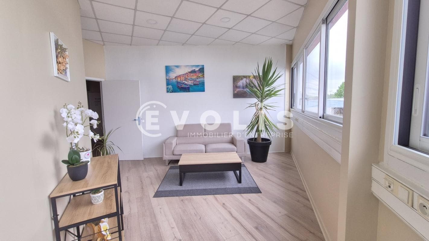 Office in Quincy-Voisins to rent Interior Photo- Image 1 of 18