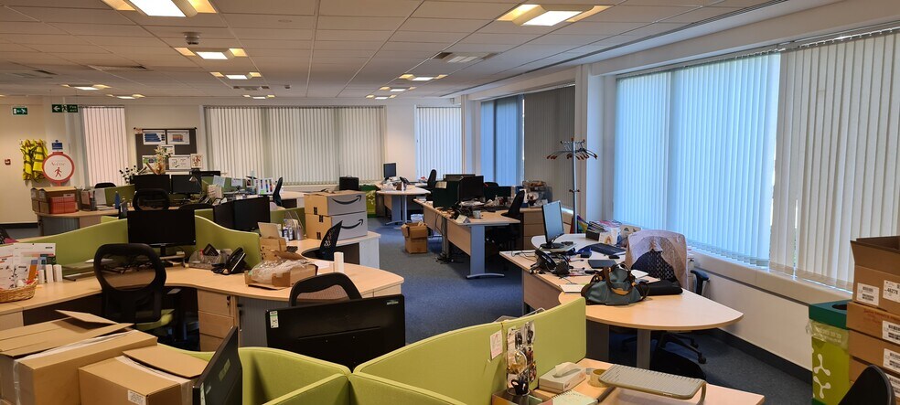 Maxwell Rd, Borehamwood for sale - Interior Photo - Image 3 of 14