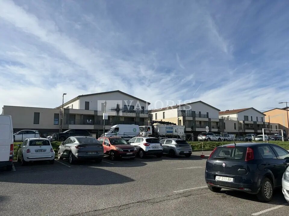 Retail in Saint-Bonnet-de-Mure for sale Building Photo- Image 1 of 10