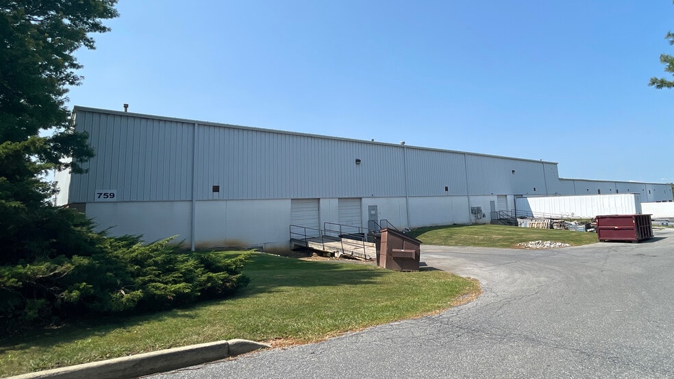 759 Roble Rd, Allentown Airport Branch, PA for rent - Building Photo - Image 2 of 9