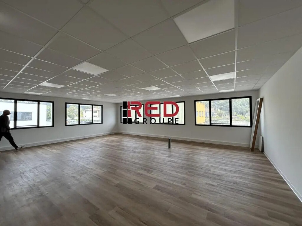 Vente Bureaux 99 m² - Photo 1