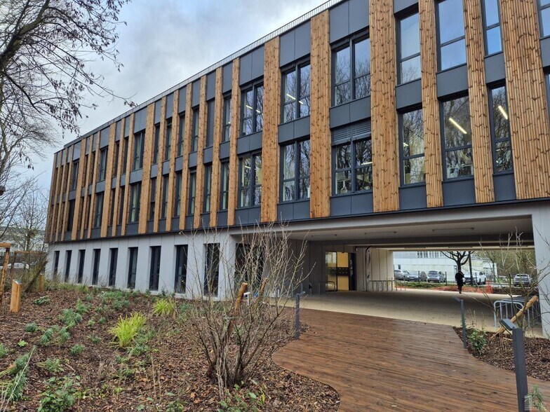 4 Rue Alfred Nobel, Champs-sur-Marne to rent - Building Photo - Image 2 of 14