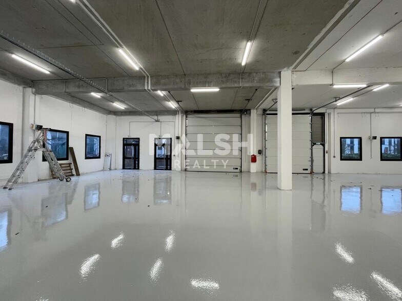 Light Industrial in Limonest to rent - Building Photo - Image 1 of 18