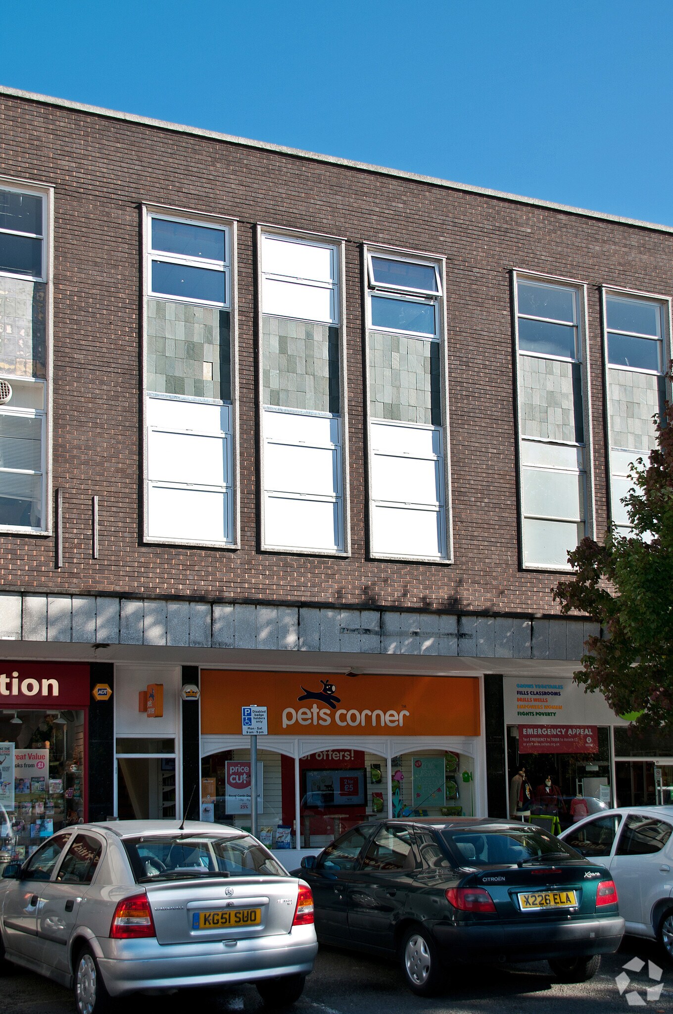 33 Queensway, Crawley for sale Primary Photo- Image 1 of 1