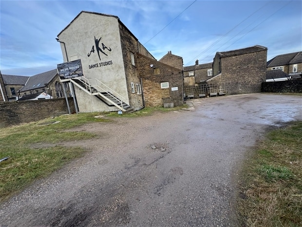 53 West End, Queensbury to rent - Building Photo - Image 2 of 3