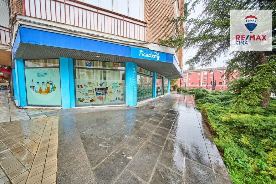 Calle Cruz del Sur, 8, Granada, Granada to rent - Building Photo - Image 2 of 44