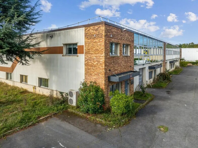 4 Avenue Des Andes, Les Ulis to rent - Building Photo - Image 2 of 5