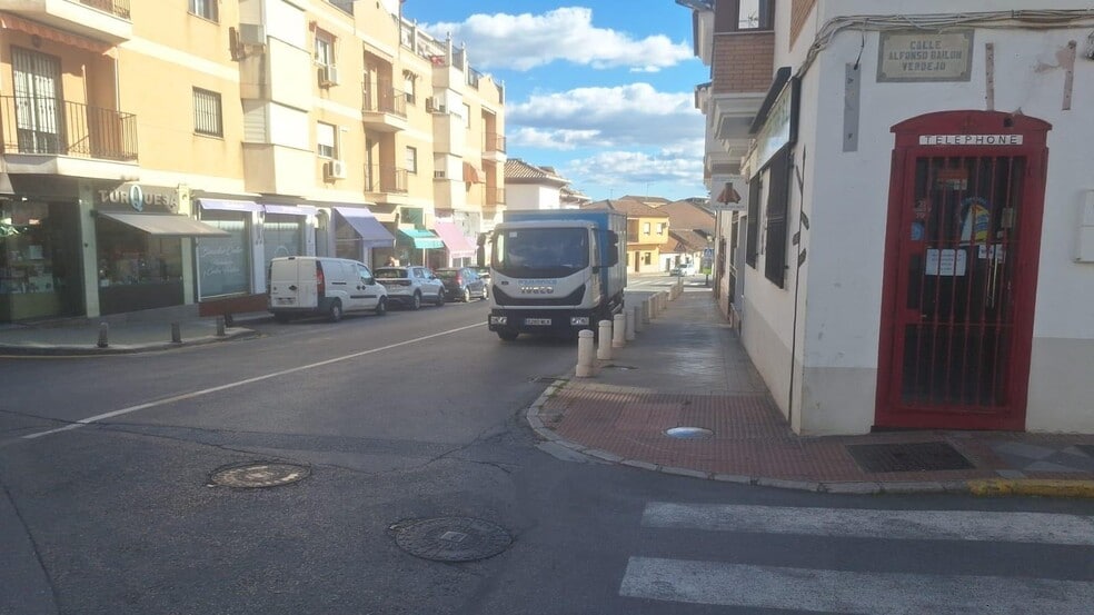 Calle Alfonso Bailón Verdejo, 1, Atarfe, Granada to rent - Primary Photo - Image 1 of 9