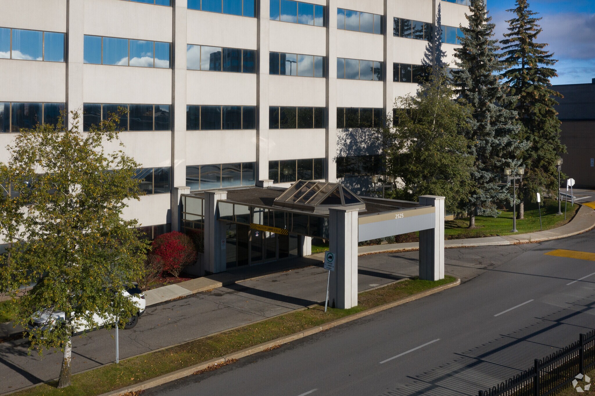 2525 Boul DanielJohnson, Laval H7T 1S9 Office for Rent