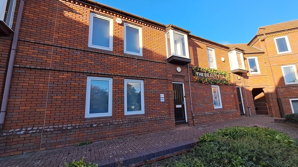 14 The Green, Newport Pagnell to rent Building Photo- Image 1 of 7
