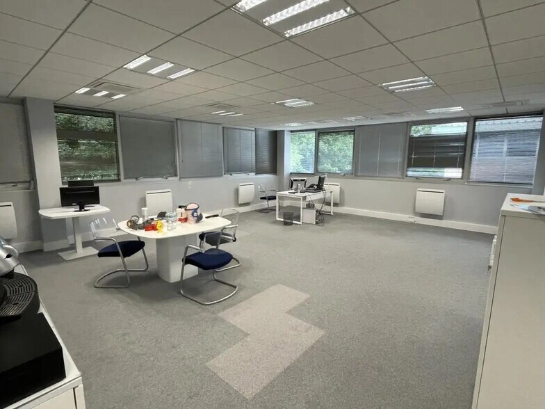 1-5 Rue Alfred De Vigny, Saint-Germain-en-Laye to rent - Interior Photo - Image 3 of 8