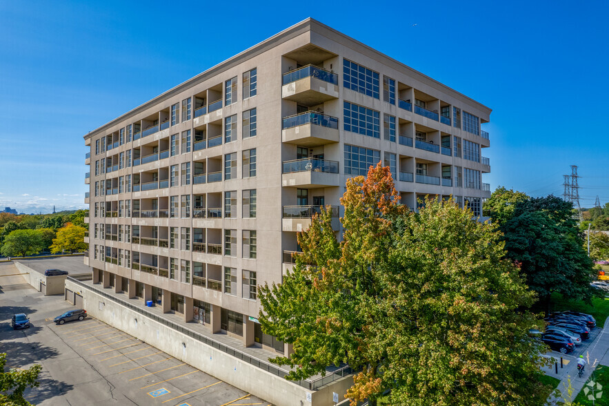 1 Leaside Park Dr, Toronto, ON for rent - Primary Photo - Image 1 of 4