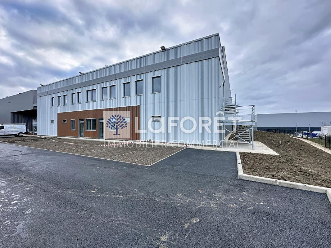 Light Industrial in Frépillon to rent Building Photo- Image 1 of 8