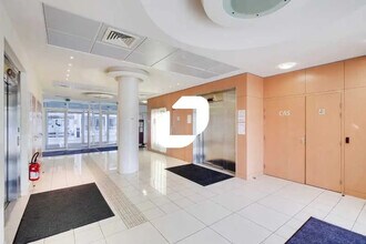 Office in Évry-Courcouronnes to rent Lobby- Image 1 of 10