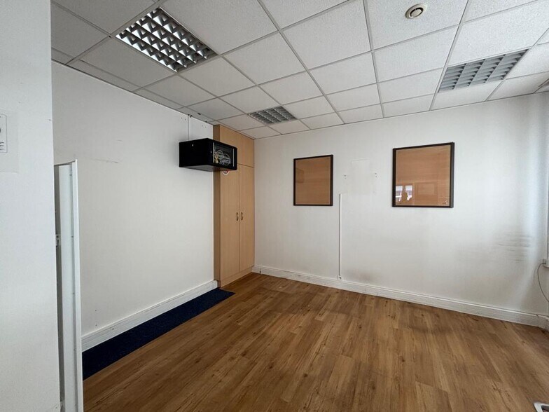 Retail in Versailles to rent - Interior Photo - Image 3 of 6
