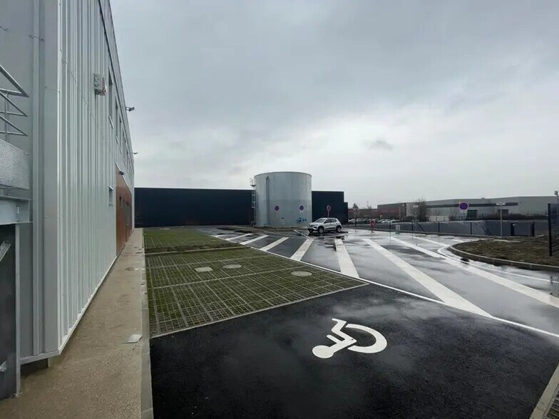 Light Industrial in Frépillon to rent - Building Photo - Image 2 of 14