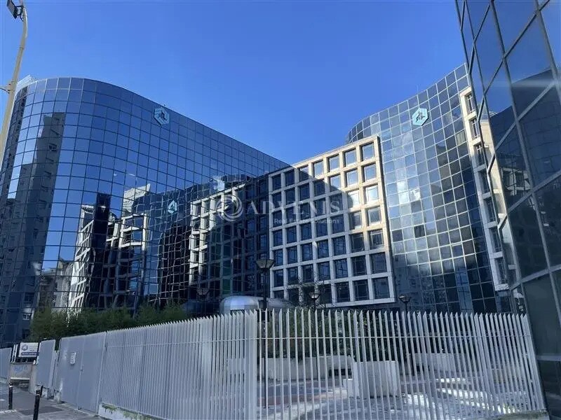 Office in Courbevoie to rent Building Photo- Image 1 of 13