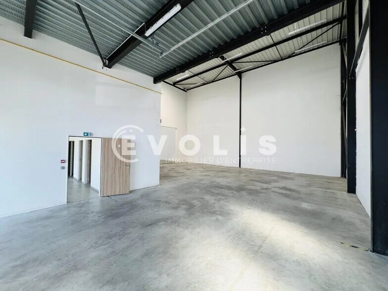 Light Industrial in Collégien to rent - Building Photo - Image 2 of 9