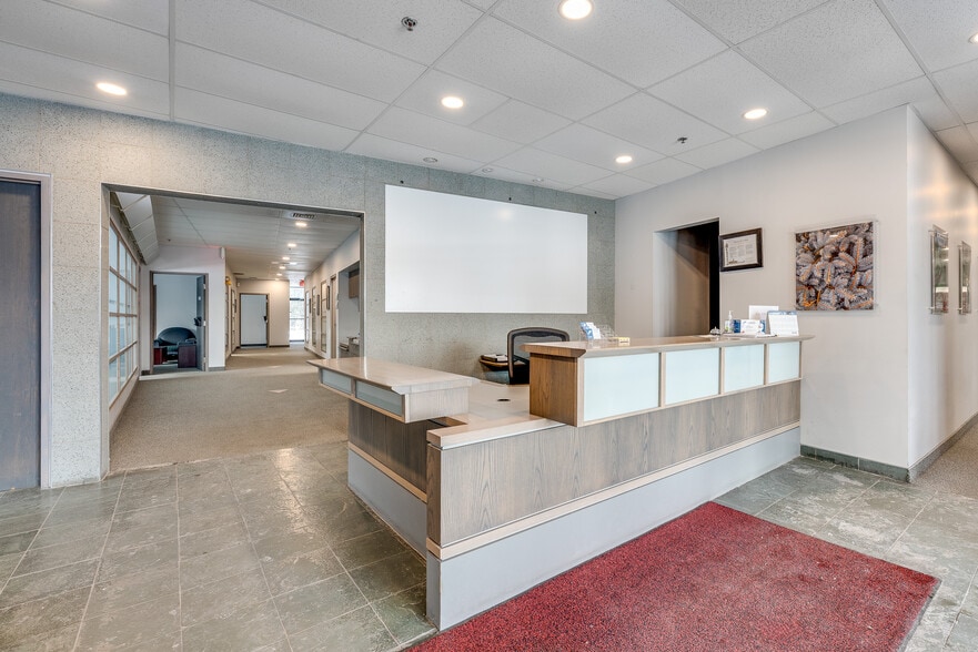 47 Antares Dr, Ottawa, ON to rent - Interior Photo - Image 2 of 7