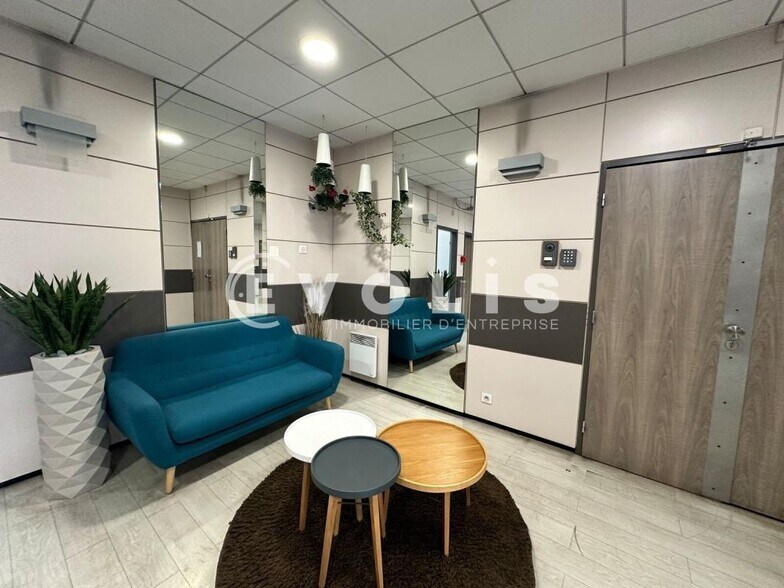 6-8 Rue Eugène Et Armand Peugeot, Rueil-Malmaison to rent - Lobby - Image 3 of 17