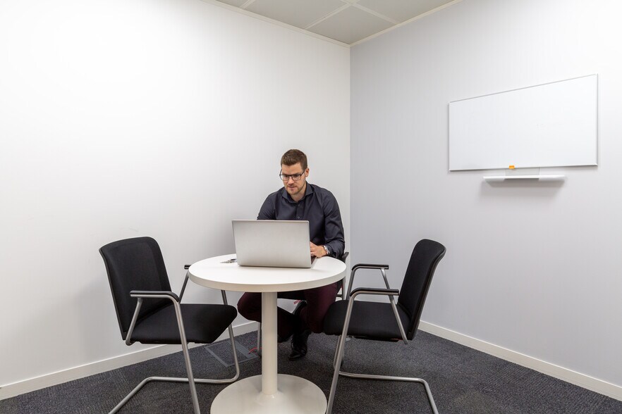 Station Way, Crawley to rent - Interior Photo - Image 2 of 17