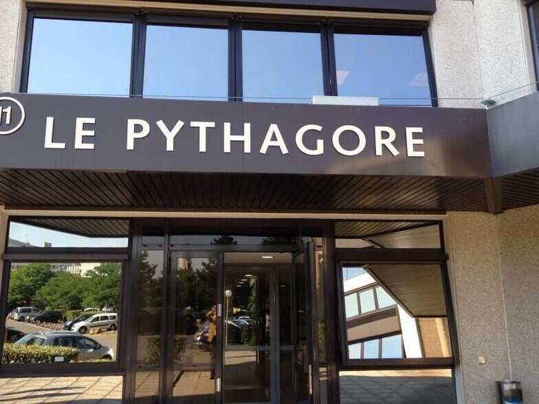 Office in Créteil to rent - Building Photo - Image 2 of 11