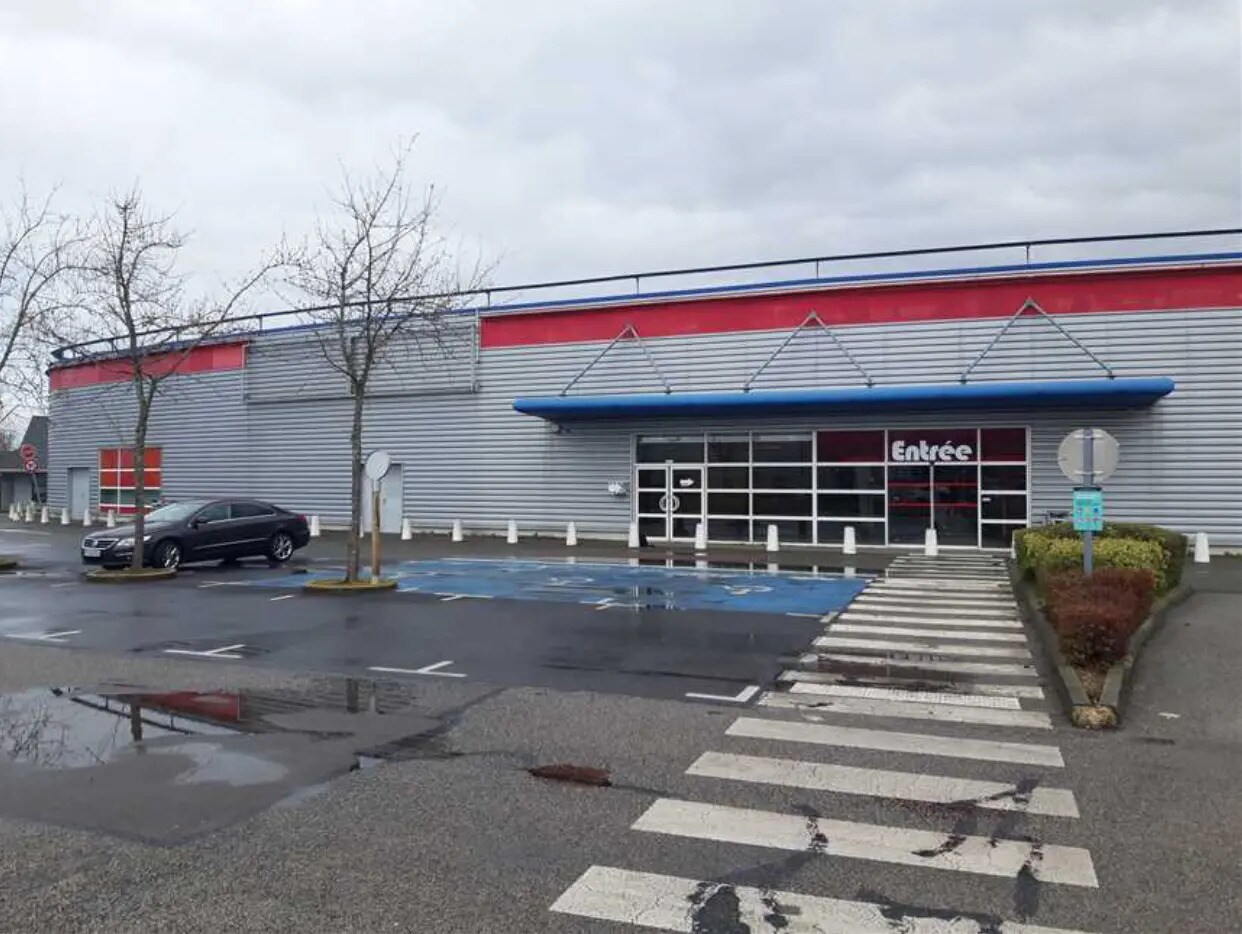 Retail in Maurepas to rent Building Photo- Image 1 of 7