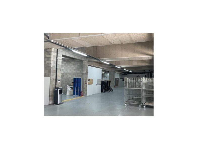 Light Industrial in Paris to rent - Interior Photo - Image 2 of 4