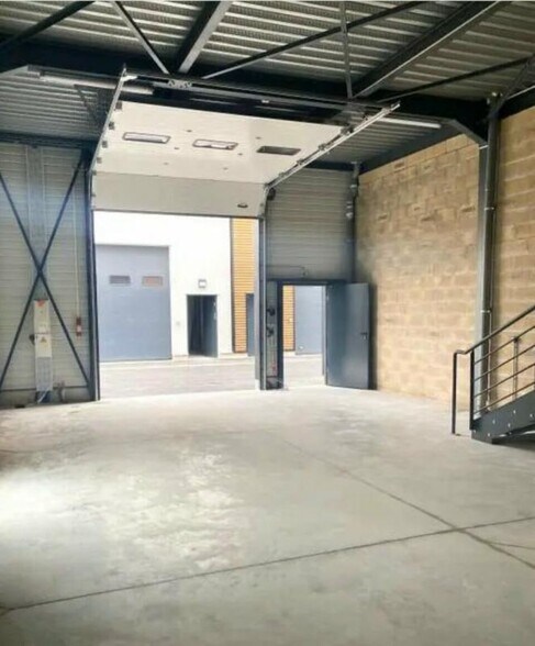 Light Industrial in Bagnolet to rent - Building Photo - Image 3 of 4