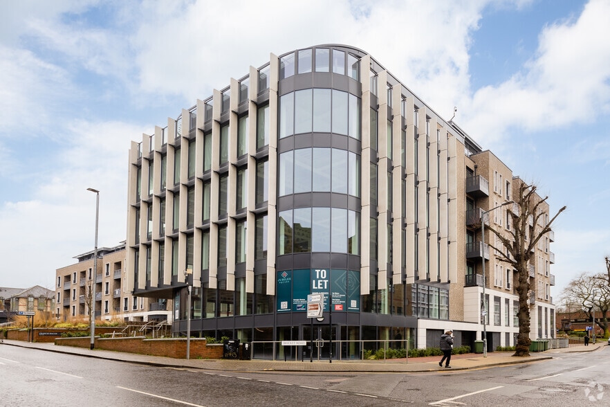 Bricket Rd, St Albans to rent - Primary Photo - Image 1 of 2