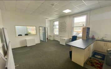 Boss Av, Leighton Buzzard to rent Interior Photo- Image 2 of 2
