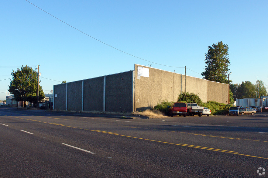 845 NE Columbia Blvd, Portland, OR for rent - Building Photo - Image 2 of 8