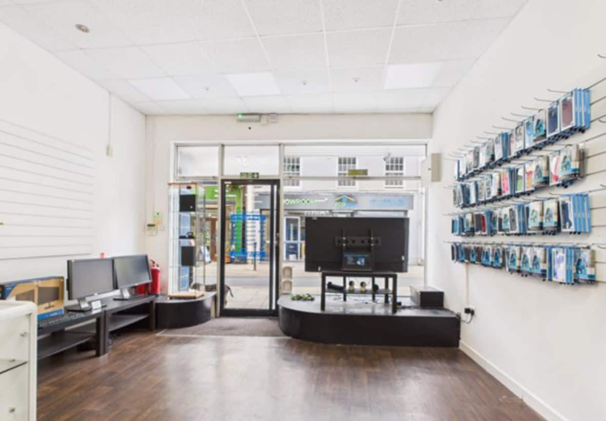 37 King St, Carmarthen to rent Interior Photo- Image 1 of 2