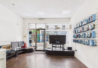 37 King St, Carmarthen to rent Interior Photo- Image 1 of 2