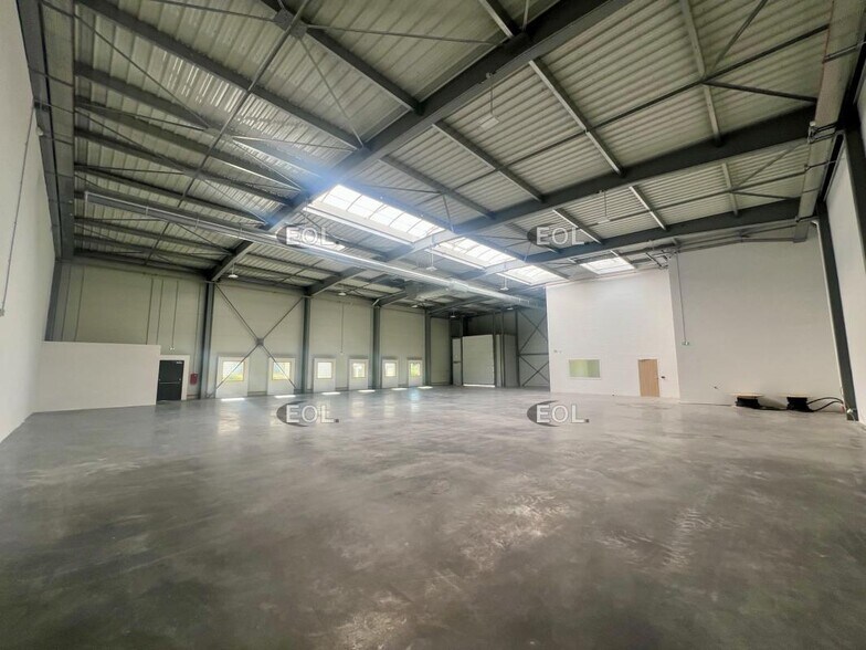 Light Industrial in Le Mesnil-Amelot to rent - Building Photo - Image 3 of 16