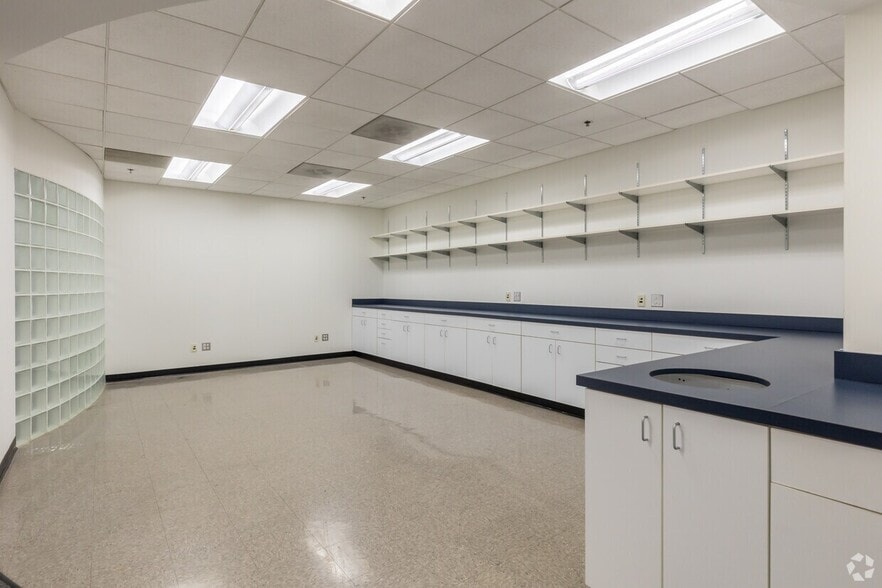 455 Kehoe Blvd, Carol Stream, IL to rent - Building Photo - Image 3 of 6