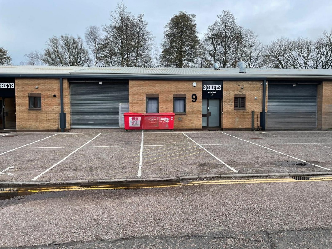 North End Rd, Yatton to rent Primary Photo- Image 1 of 11