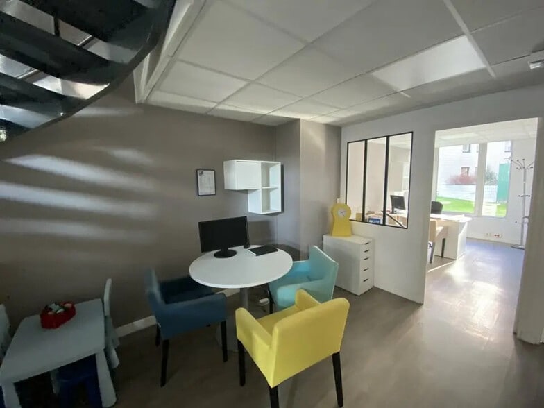 Retail in Montigny-le-Bretonneux to rent - Interior Photo - Image 2 of 5