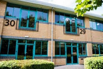 28-32 The Quadrant, Abingdon to rent Building Photo- Image 2 of 2