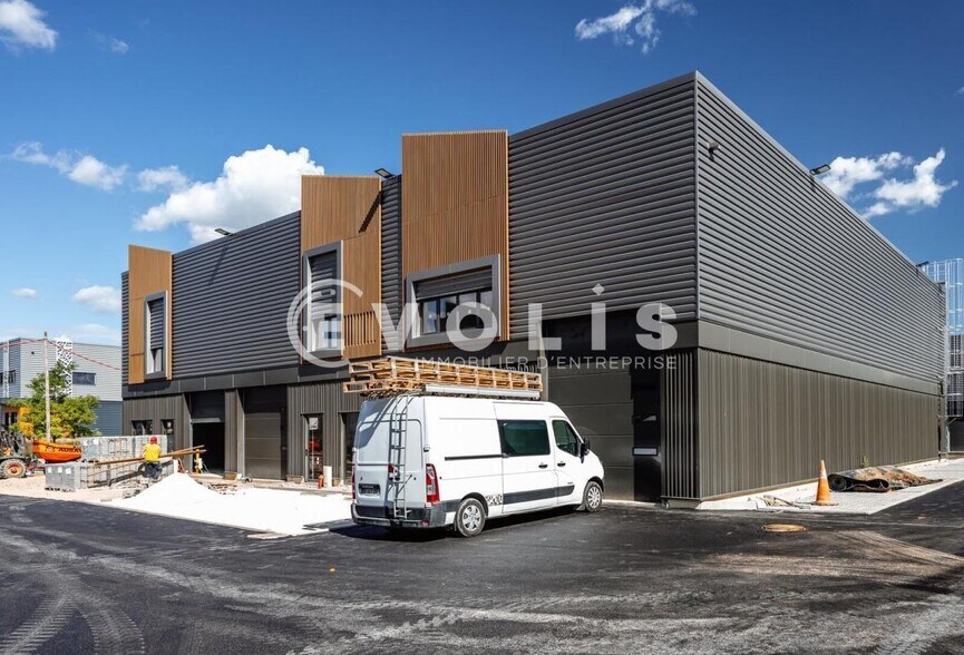 Light Industrial in Courtry for sale - Building Photo - Image 2 of 6