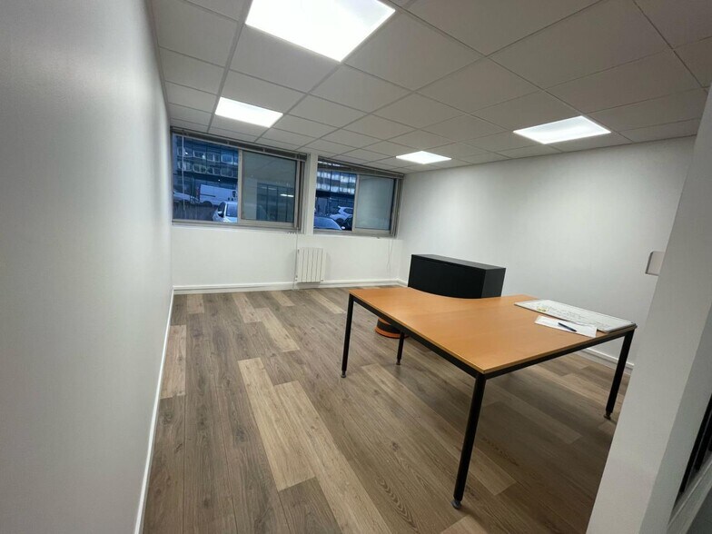 Light Industrial in Nanterre to rent - Interior Photo - Image 3 of 14