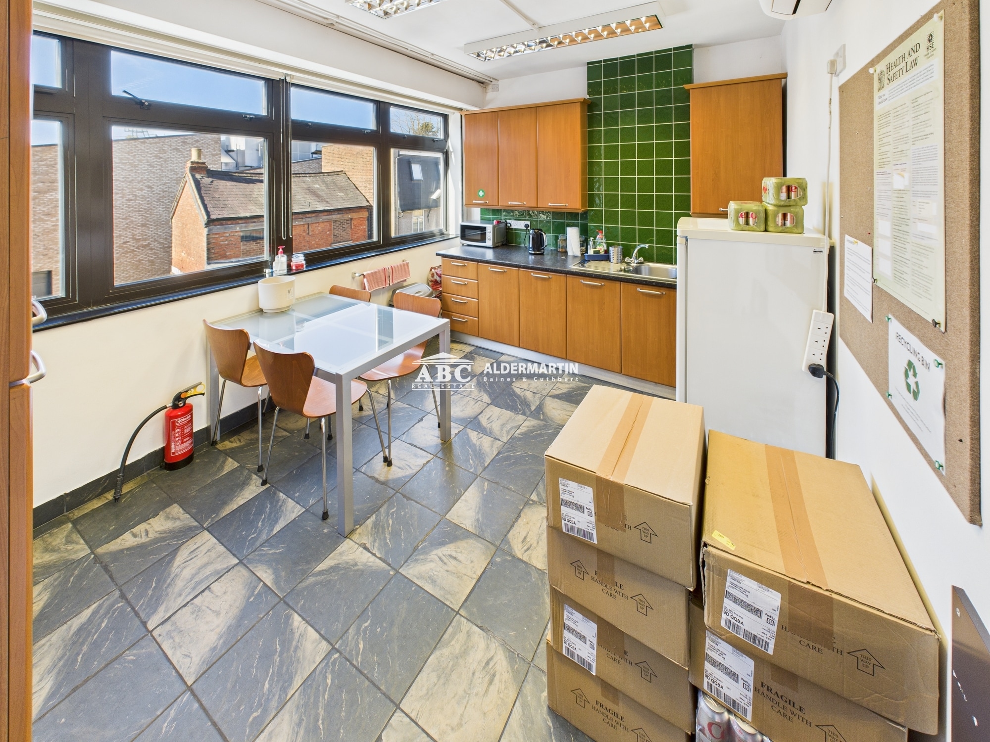 Brampton Ln, London to rent Primary Photo- Image 1 of 6