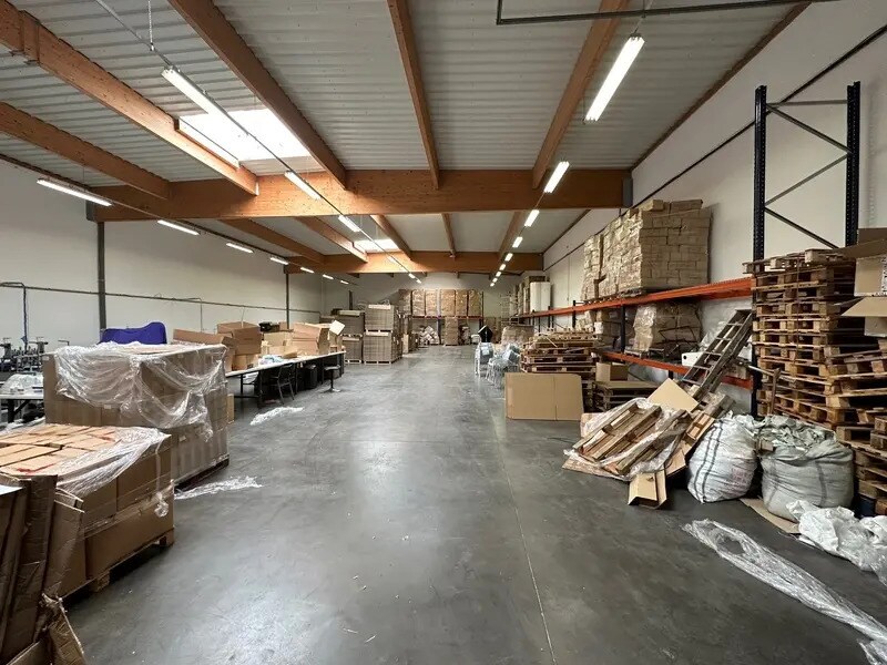 Office in Décines-Charpieu to rent Interior Photo- Image 1 of 8