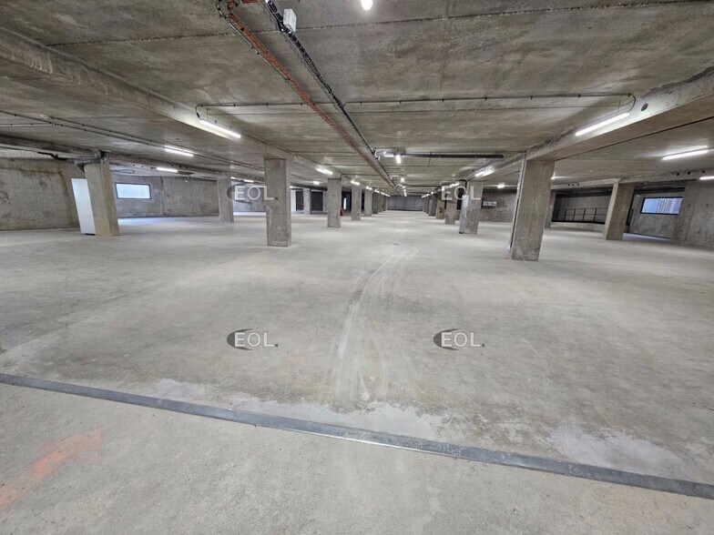 Industrial in Ivry-sur-Seine to rent - Building Photo - Image 2 of 14