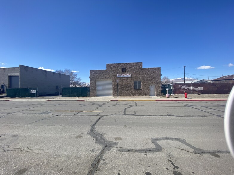 265 Golden Ln, Reno, NV for rent - Building Photo - Image 2 of 7