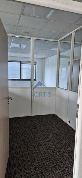 355 Avenue Henri Schneider, Meyzieu to rent - Interior Photo - Image 2 of 4