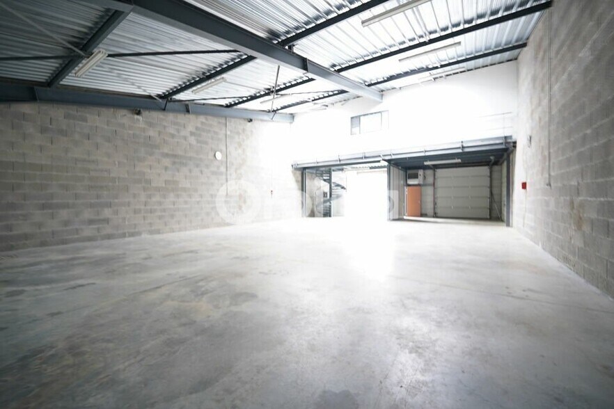 6 Chemin Des Gorges, Dardilly to rent - Interior Photo - Image 3 of 8