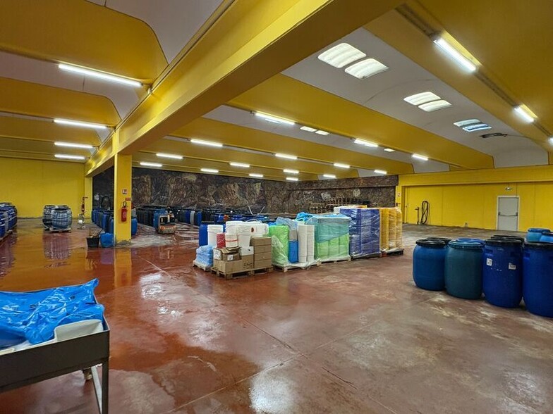 Light Industrial in Montagny to rent - Interior Photo - Image 2 of 10
