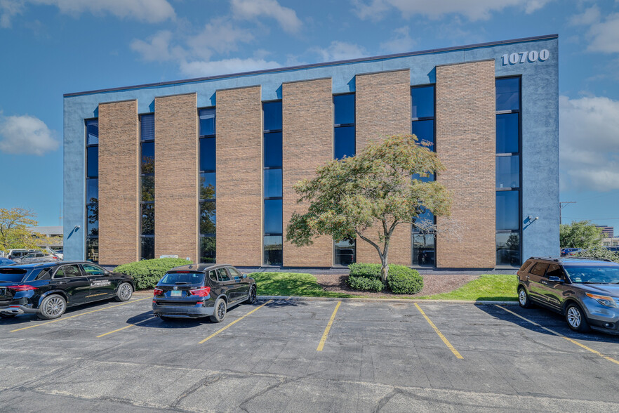 10700 W Higgins Rd, Rosemont, IL for sale - Building Photo - Image 3 of 47